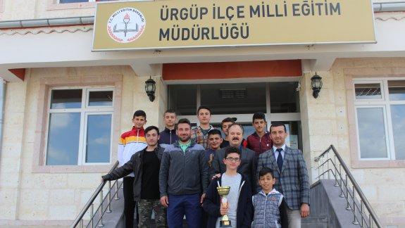 Ortahisar Şehit Ali Kayaca İmam Hatip Ortaokulu Yıldız Erkek Hentbol Takımı Sporcularından Müdürlüğümüze Ziyaret