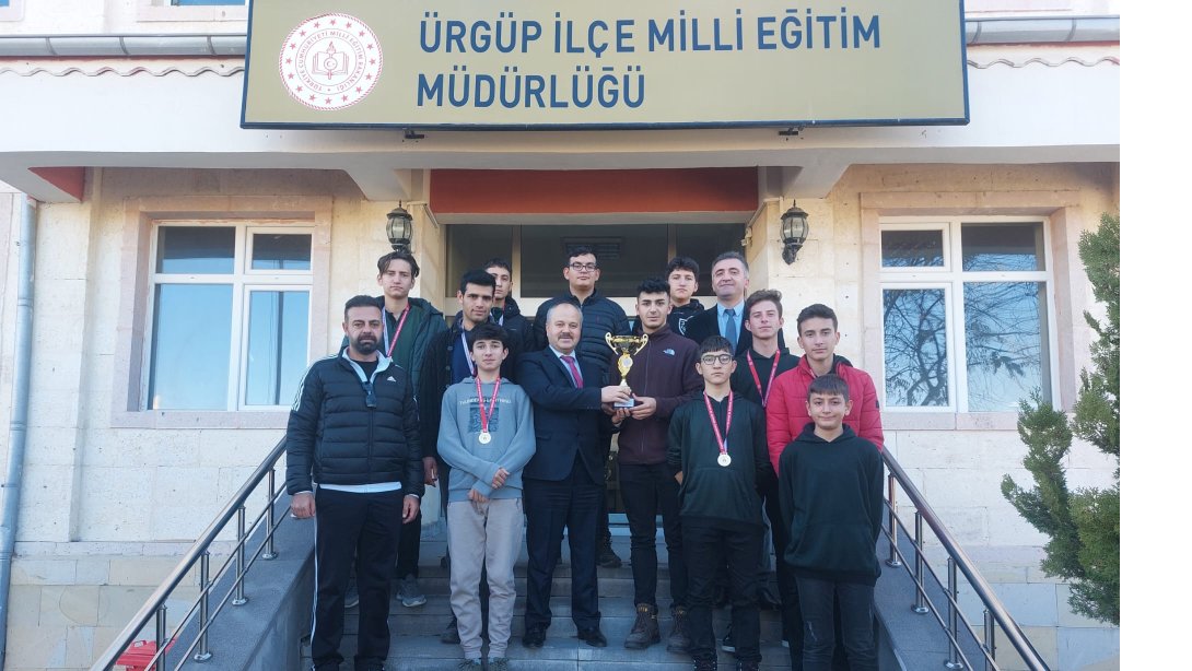 Nevşehir İl Birincisi olan Ayşe Sağdıç Çok Programlı Anadolu Lisesi Hentbol Takımı Sporcularından Müdürlüğümüze Ziyaret