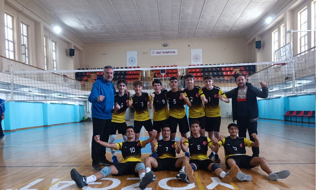 Hayri Mehmet Ürgüplü Anadolu Lisesi Erkek Voleybol Takımı Yozgat'ta Yapılan Bölge Turnuvasını Geçerek Türkiye Yarı Finaline Katılmaya Hak Kazanmıştır.