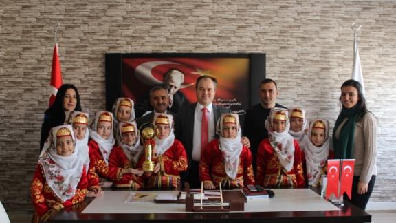 Türkan Diker İlkokulu Halk Oyunları Yarışmasında Birinci Oldu