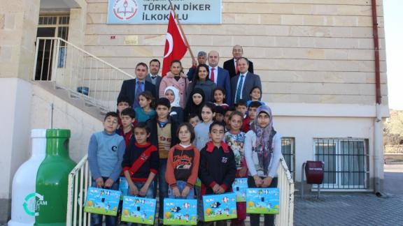 İl Göç İdaresi Müdürlüğü Tarafından Türkan Diker İlkokulundaki Yabancı Öğrencilere MUYU Seti Dağıtıldı