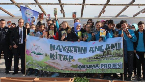 Atatürk Ortaokulu Öğrencileri "Hayatın Anlamı Kitap" Okuma Projesi Kapsamında Temenni Tepesinde Kitap Okudu