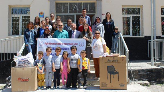 Meslek Liseli Öğrenciler Ailelerle Buluşuyor Projesi Kapsamında Aksalur İbrahim Aydın İlkokulu Ana Sınıfı Öğrencilerine Oyuncak Hediye  Edildi