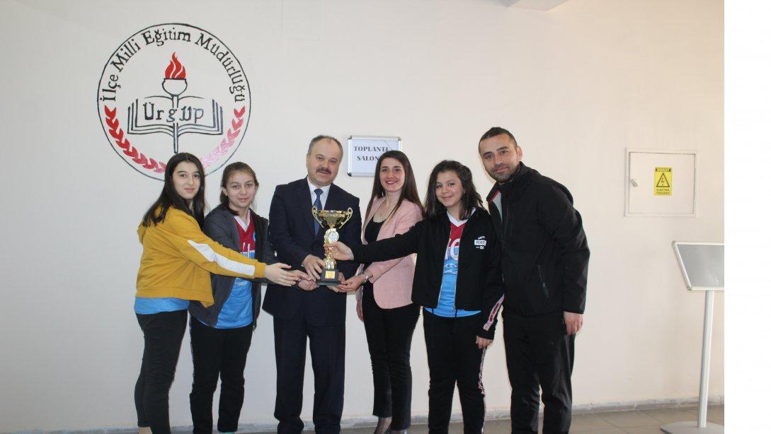 Masa Tenisi Yıldız Kız İl Birinciliğini Kazanan Ürgüp Atatürk Ortaokulu Öğrencileri Müdürlüğümüzü Ziyaret Etti.