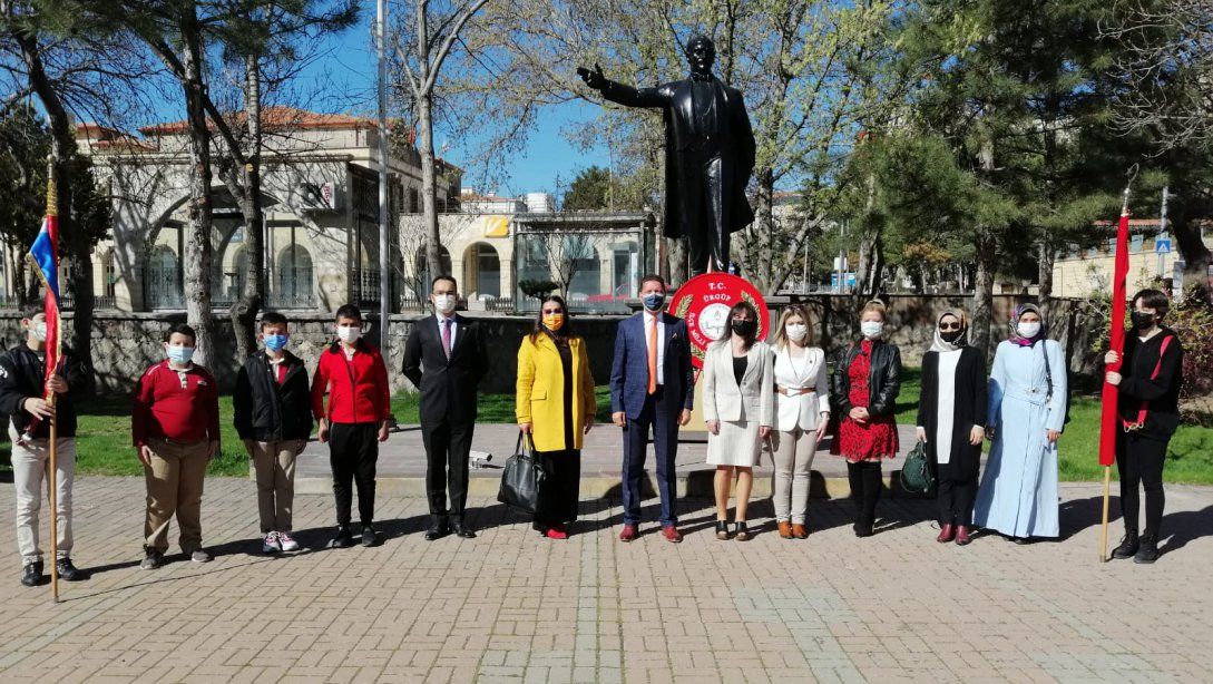 İlçemizde 23 Nisan Ulusal Egemenlik ve Çocuk Bayramı Atatürk Anıtına Çelenk Konularak Kutlandı.