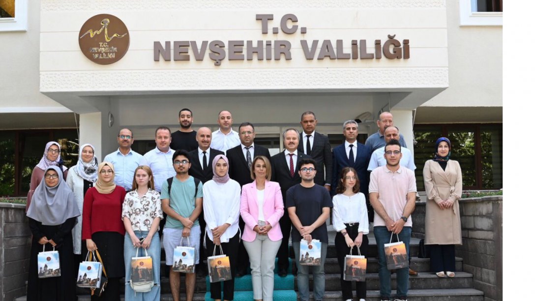 Nevşehir Valisi Sayın İnci SEZER BECEL, 2022 Üniversite sınavında dereceye giren öğrencileri, idareci ve velileri makamında kabul etti. 